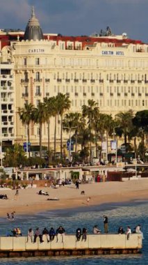 Cannes, Fransa - 4 Mart 2025 Gündüz vakti Carlton Hotel 'in sahili. Dikey