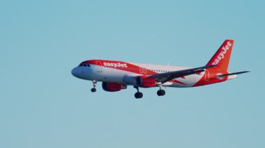 Güzel, Fransa - 7 Mart 2025: gündüz vakti Kolay Jet uçağı havaalanına iniyor