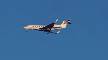 Güzel, Fransa - 7 Mart 2025: Gün ışığında mavi gökyüzünde uçan uçak