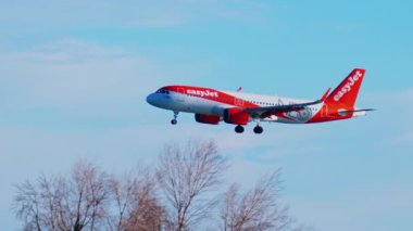 Güzel, Fransa - 7 Mart 2025: gündüz vakti Kolay Jet uçağı havaalanına iniyor