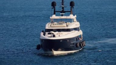 Cannes, Fransa - 16 Mart 2025: Güneşli bir günde beyaz bir tekne denizde hareket ediyor