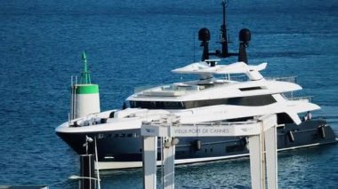 Cannes, Fransa - 16 Mart 2025: Güneşli bir günde Vieux-Port yakınlarında denizde hareket eden beyaz bir tekne