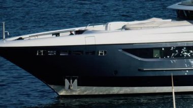 Fransız Rivierası 'nda denizde ilerleyen beyaz bir teknenin yakınında.