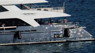Cannes, Fransa - 16 Mart 2025: Fransız Rivierası 'nda denizde hareket eden beyaz bir tekneye yaklaş