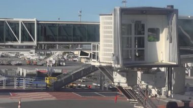 Güzel, Fransa - 20 Mart 2025: Havaalanının dışındaki bir uçak penceresinden görüntüleme