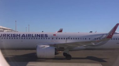 Güzel, Fransa - 20 Mart 2025: Havaalanından geçen başka bir uçağın uçak penceresinden görüntüleme