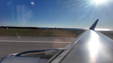 Güzel, Fransa - 20 Mart 2025: Havalimanından hareket eden bir uçağın penceresinden görüntüleme