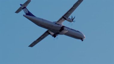 Güzel, Fransa - 17 Mart 2025 Gündüz vakti mavi gökyüzünde uçan bir uçağa yaklaş