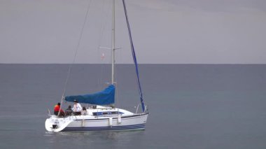 Cannes, Fransa - 19 Mart 2025 Bulutlu bir günde denizde hareket eden tek bir tekne