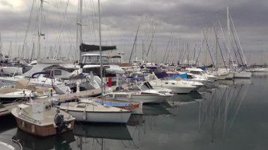 Cannes, Fransa - 19 Mart 2025 Bulutlu bir günde tekneler Cannes Marina 'ya yanaştı