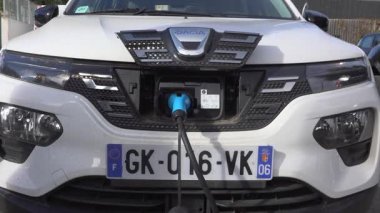 Cannes, Fransa - 19 Mart 2025: İstasyonda şarj olan elektrikli bir Dacia aracına yakın çekim