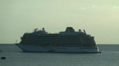 Antibes, Fransa - 21 Mart 2025 Bulutlu bir günde büyük bir yat denizde hareket ediyor