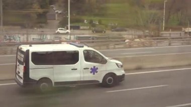 Cannes, Fransa - 13 Mart 2025: Şehrin sokaklarında hareket eden beyaz bir arabanın yüksek açılı görüntüsü