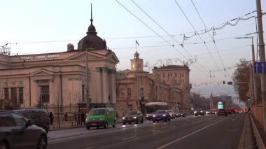 Chisinau, Moldova - 14 Ocak 2025: Akşam saatlerinde şehir merkezinin sokaklarında arabalar hareket ediyor