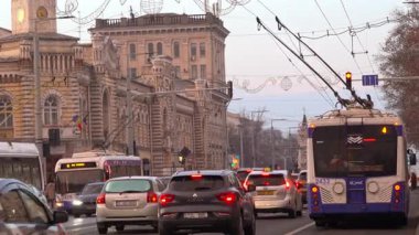 Chisinau, Moldova - 14 Ocak 2025: Akşam saatlerinde şehir merkezinin sokaklarında arabalar hareket ediyor