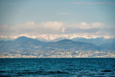 Beyaz kar ve bulutlu Alpler dağları, Nice, Fransa 'da deniz., 