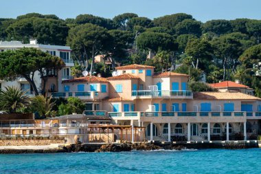 Kaptan D, Fransa 'da çam ağaçları ve villaları olan plaj ve deniz antipleri., 