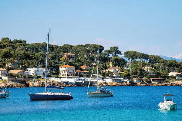 Antibes, Fransa 'da sahillerin yakınındaki denizde beyaz bir tekne., 