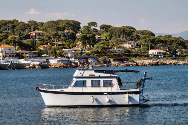 Antibes - Fransa, 5 Nisan 2025: Deniz kıyısında beyaz tekne