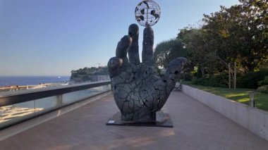 Monaco City, Monako - 21 Ağustos 2024 Johann Young 'un 2. Louis Bulvarı' ndaki Nezaketen Perhiz Heykeli