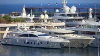 La Condamine, Monaco - 21 Ağustos 2024: Herkül Limanı 'na yanaşmış birden fazla tekne görüntüsü