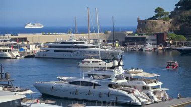 La Condamine, Monaco - 21 Ağustos 2024: Herkül Limanı 'na yanaşmış birden fazla tekne görüntüsü