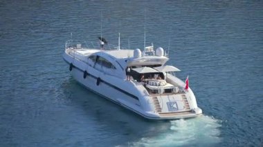 La Condamine, Monako - 21 Ağustos 2024: Herkül Limanı yakınlarında hareket eden birden fazla tekne görüntüsü