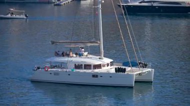 La Condamine, Monako - 21 Ağustos 2024: Herkül Limanı yakınlarında hareket eden birden fazla tekne görüntüsü