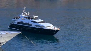 La Condamine, Monako - 21 Ağustos 2024: Herkül Limanı 'na yanaşan bir tekne görüntüsü