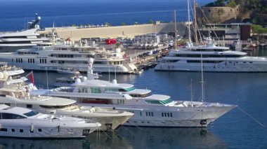 La Condamine, Monaco - 21 Ağustos 2024: Herkül Limanı 'na yanaşmış birden fazla tekne görüntüsü