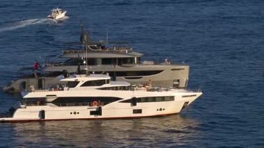 La Condamine, Monaco - 21 Ağustos 2024: Herkül Limanı yakınlarında denizde hareket eden birden fazla tekne görüntüsü