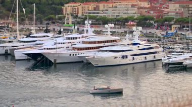 La Condamine, Monako - 21 Ağustos 2024: Günbatımında Herkül Limanı 'na yanaşan teknelerin görüntüsü