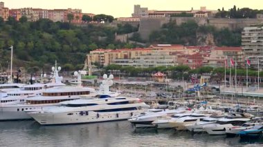 La Condamine, Monako - 21 Ağustos 2024: Günbatımında Herkül Limanı 'na yanaşan teknelerin görüntüsü