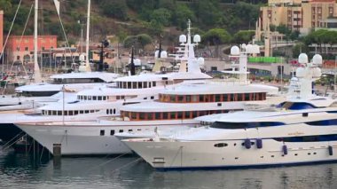 La Condamine, Monako - 21 Ağustos 2024: Günbatımında Herkül Limanı 'na yanaşan teknelerin görüntüsü