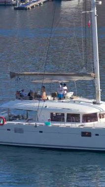 La Condamine, Monaco - 21 Ağustos 2024: Herkül Limanı yakınlarındaki deniz üzerinde bir hareketin görüntüsü. Dikey