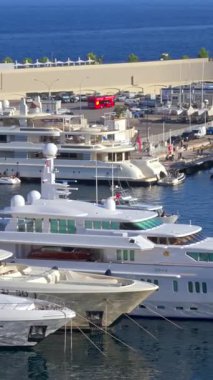 La Condamine, Monaco - 21 Ağustos 2024: Herkül Limanı 'na yanaşmış birden fazla tekne görüntüsü. Dikey