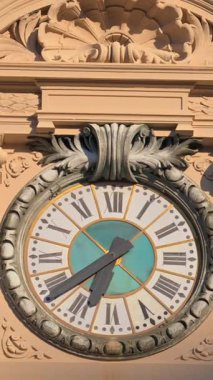 Monte Carlo, Monaco - 21 Ağustos 2024: Monte-Carlo Kumarhanesi 'nin ön yüzü. Dikey