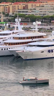 La Condamine, Monaco - 21 Ağustos 2024: Günbatımında Herkül Limanı 'na yanaşan birden fazla tekne görüntüsü. Dikey