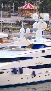La Condamine, Monaco - 21 Ağustos 2024: Günbatımında Herkül Limanı 'na yanaşan birden fazla tekne görüntüsü. Dikey