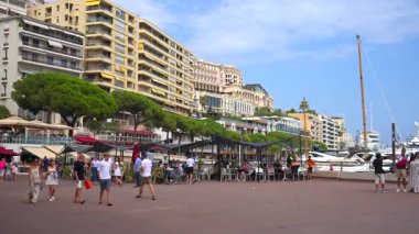 La Condamine, Monaco - 25 Ağustos 2024: Herkül Limanı yakınlarındaki bir sokakta yürüyen insanlar