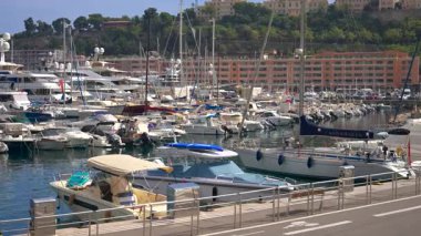 La Condamine, Monaco - 25 Ağustos 2024: Arka planda şehrin ufuk çizgisi bulunan birçok teknenin Herkül Limanı 'na yanaşması