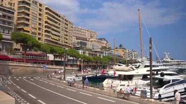 La Condamine, Monaco - 25 Ağustos 2024: Herkül Limanı yakınlarındaki bir sokakta yürüyen insanlar