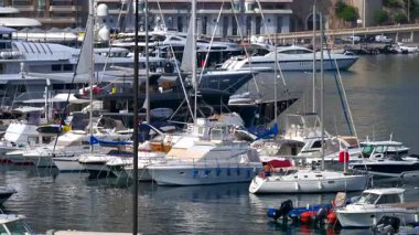 La Condamine, Monaco - 25 Ağustos 2024: Herkül Limanı 'na yanaşmış birden fazla teknenin görüntüsü