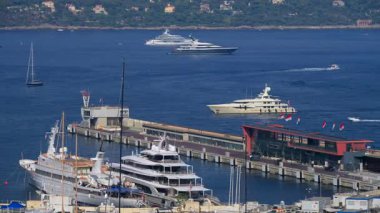 La Condamine, Monaco - 25 Ağustos 2024: Herkül Limanı 'na yanaşmış birden fazla tekne görüntüsü