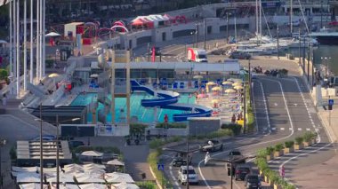 La Condamine, Monako - 25 Ağustos 2024: Rainier III Denizcilik Stadyumu 'ndaki havuzda yüzen insanların havadan görünüşü