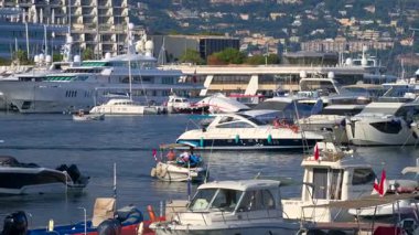 La Condamine, Monaco - 25 Ağustos 2024: Herkül Limanı 'na yanaşmış birden fazla teknenin görüntüsü