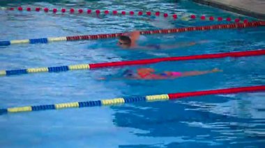 La Condamine, Monaco - 25 Ağustos 2024: Arka planda şehrin ufuk çizgisi olan Rainier III Denizcilik Stadyumu 'ndaki havuzda yüzen insanların görüntüsü