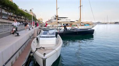 La Condamine, Monaco - 25 Ağustos 2024: Herkül Limanı yakınlarındaki bir sokakta yürüyen insanlar