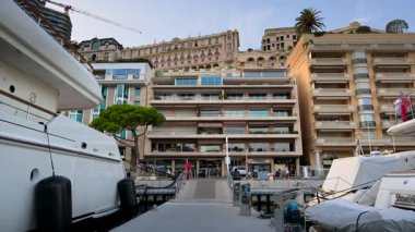 La Condamine, Monaco - 25 Ağustos 2024: Herkül Limanı 'nda arka planda şehrin ufuk çizgisi olan birden fazla tekneye yakın