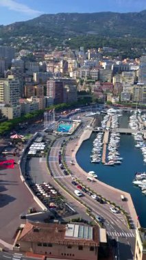 La Condamine, Monako - 25 Ağustos 2024: Monako Marina yakınlarındaki Rainier III Denizcilik Stadyumu 'nun havadan görünüşü. Dikey